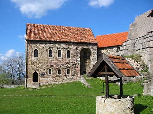 Im Burghof, Sicht auf die Kapelle